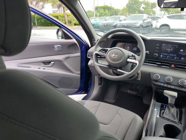 Used 2024 Hyundai Elantra SE image 13