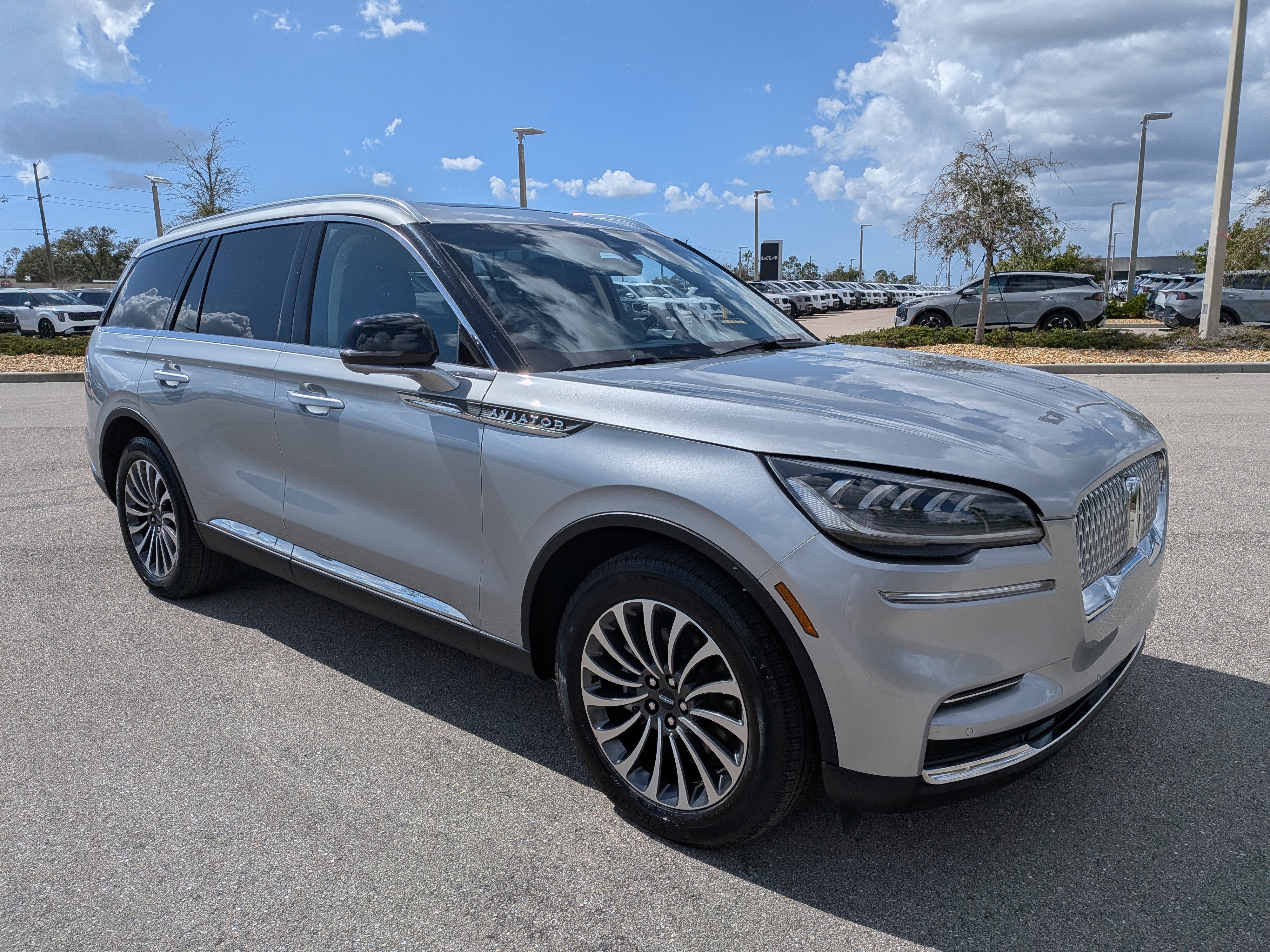 Used 2023 Lincoln Aviator Reserve image 2