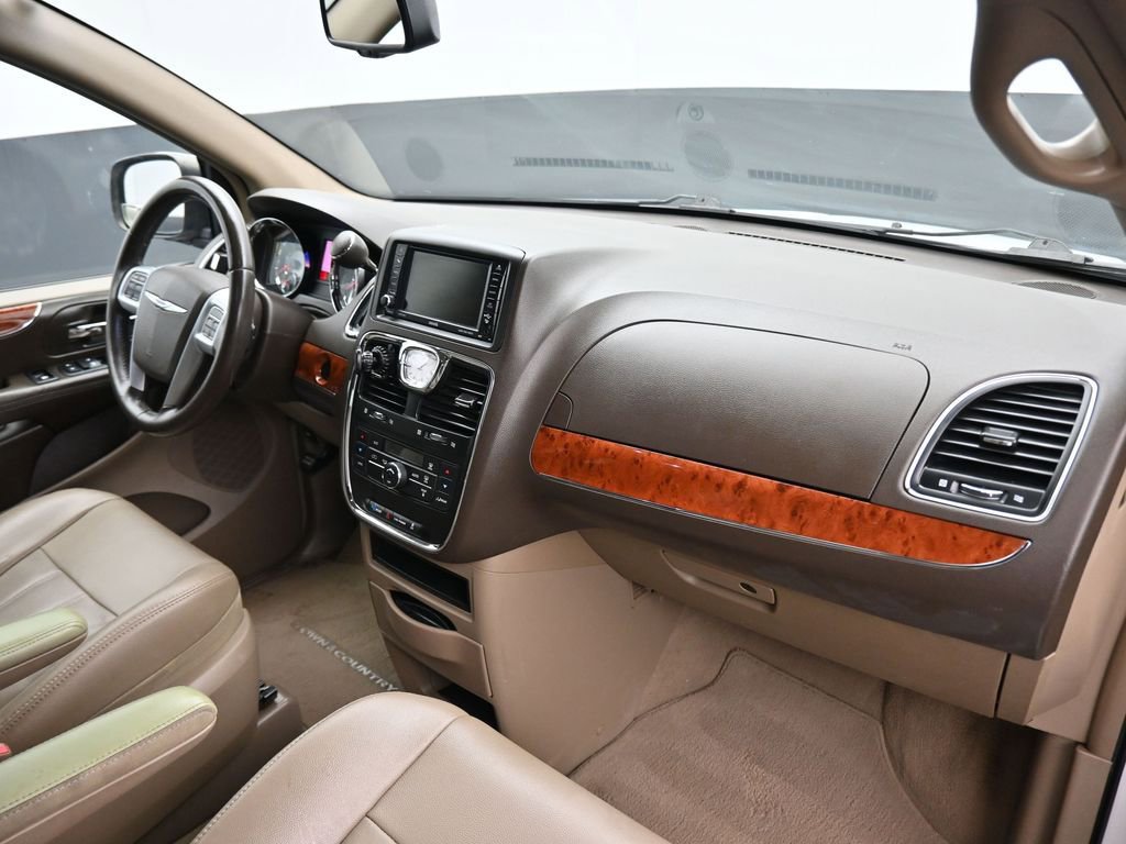 Used 2014 Chrysler Town & Country Touring image 47
