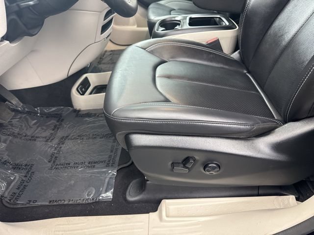 Used 2024 Chrysler Pacifica Touring-L FWD image 36