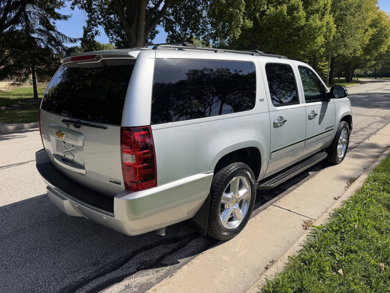 Used 2012 Chevrolet Suburban LTZ AWD/4WD image 5