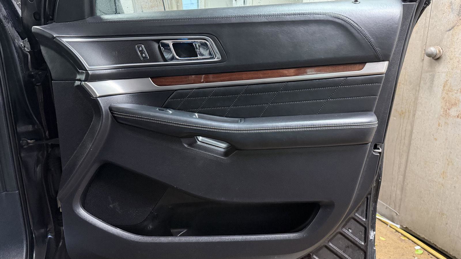 Used 2018 Ford Explorer Platinum image 21