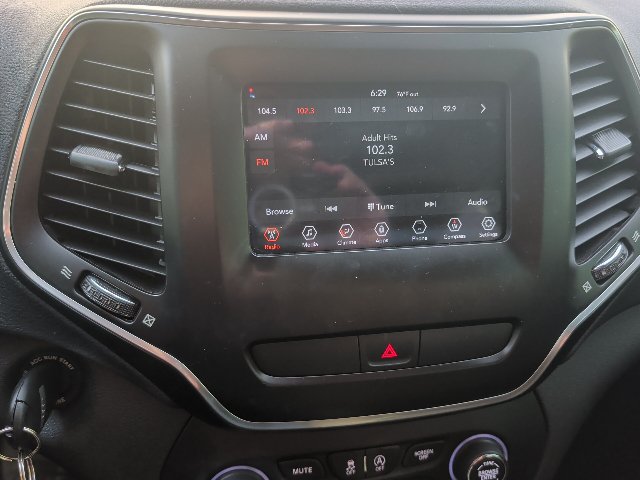 Used 2019 Jeep Cherokee Latitude w/ Popular Appearance Group FWD image 11