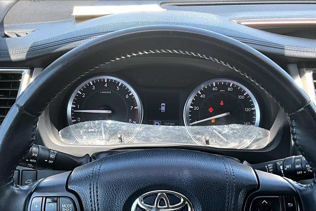 Used 2016 Toyota Highlander Plus w/ Preferred Accessory Package FWD image 13