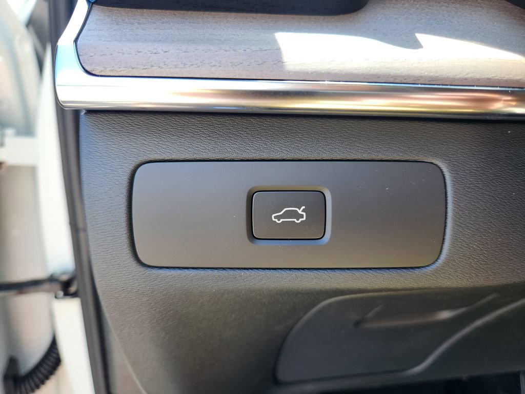 New 2026 Volvo XC90 B6 Plus w/ Protection Package Premier AWD/4WD image 18