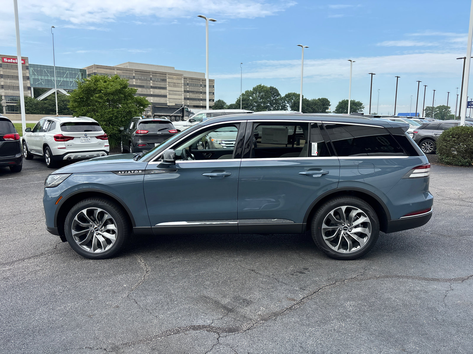 New 2026 Lincoln Aviator AWD image 4