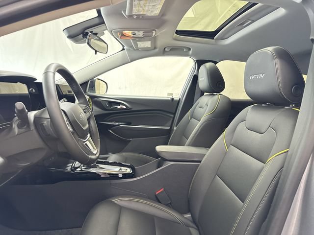 Used 2025 Chevrolet Trax ACTIV w/ Sunroof Package FWD image 11