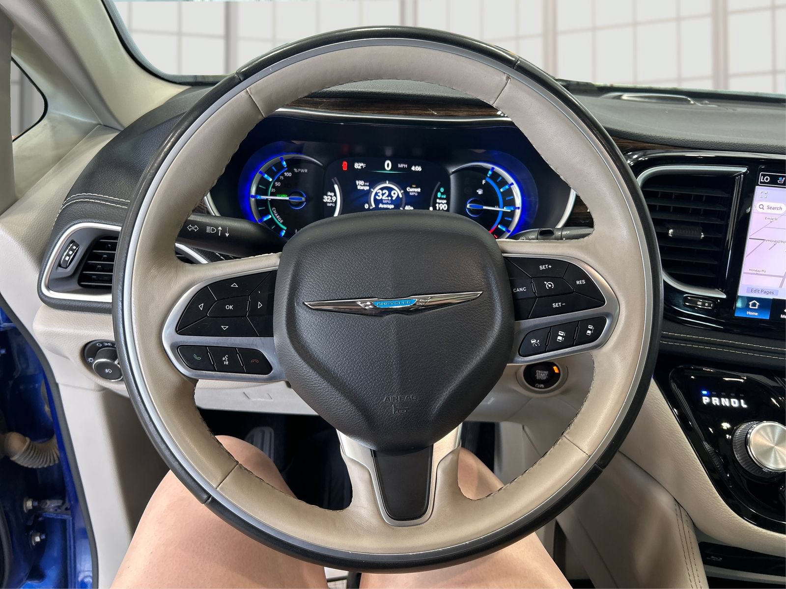Used 2021 Chrysler Pacifica Limited w/ Uconnect Theater Family Group FWD image 17