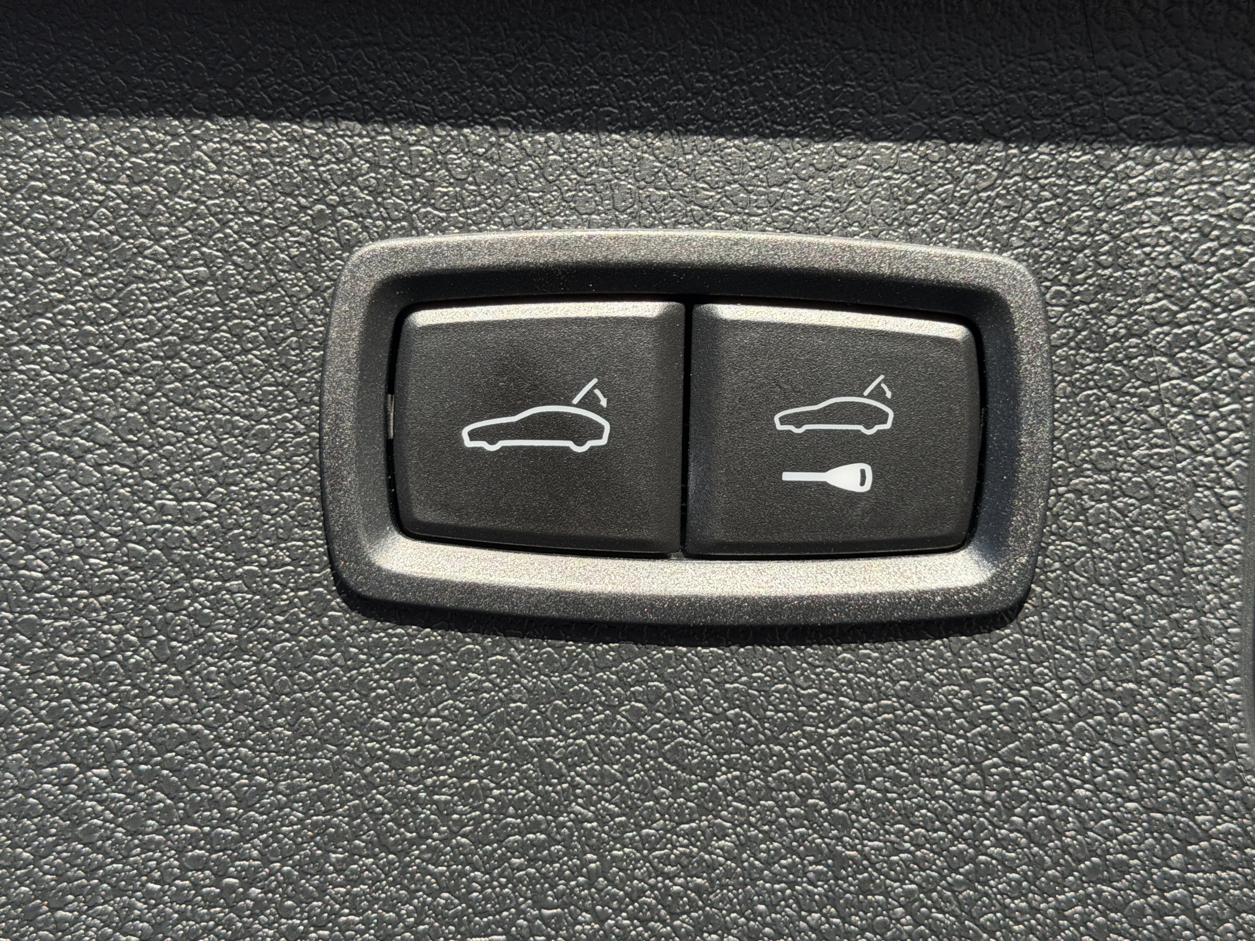 Certified 2025 Porsche Macan Turbo image 16