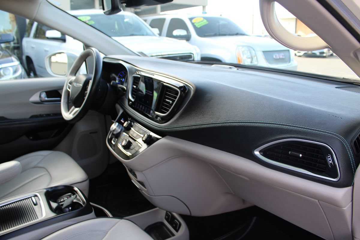 Used 2020 Chrysler Pacifica Limited w/ Advanced Safetytec Group FWD image 24