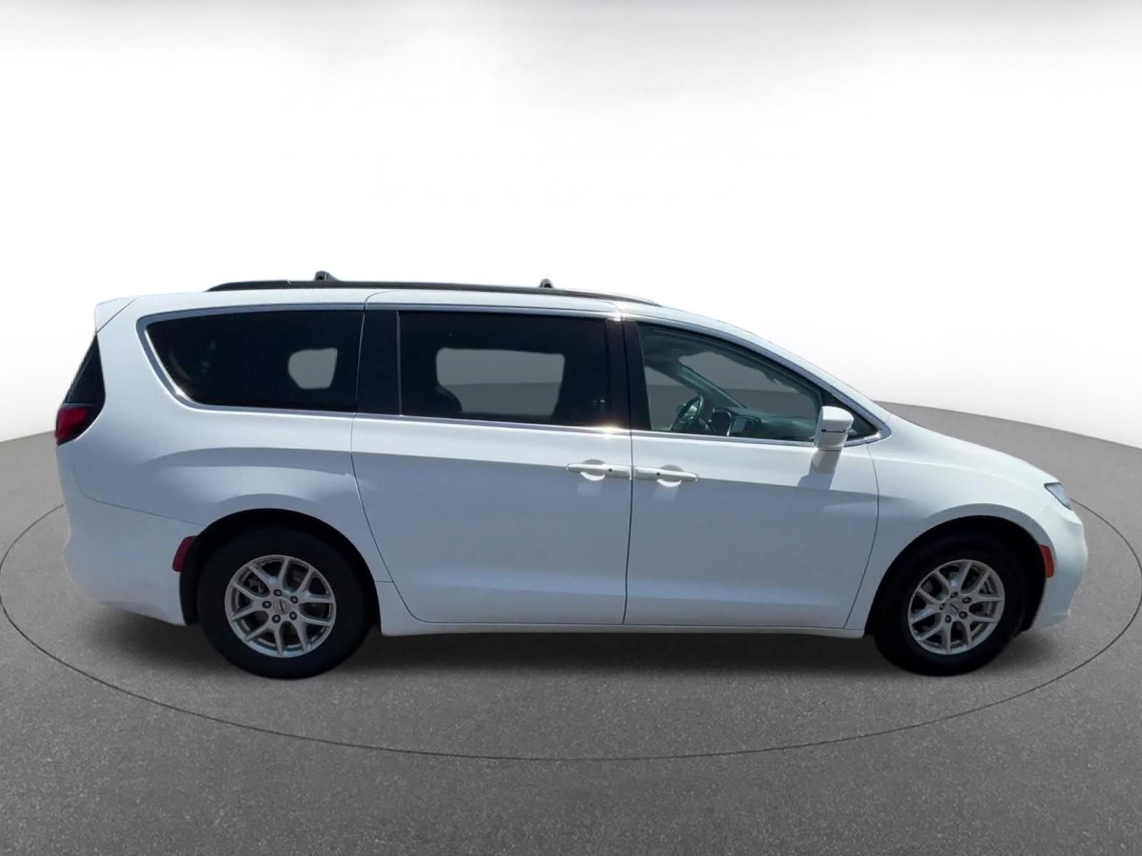 Used 2022 Chrysler Pacifica Touring-L FWD image 16