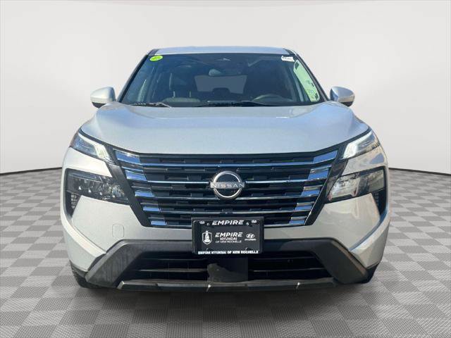 Used 2024 Nissan Rogue SV AWD/4WD image 2