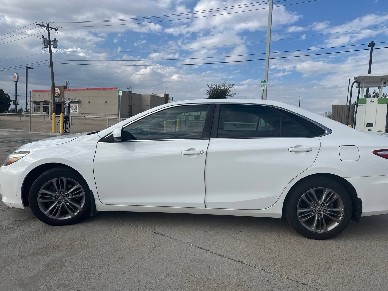 Used 2015 Toyota Camry SE w/ Moonroof Package FWD image 6