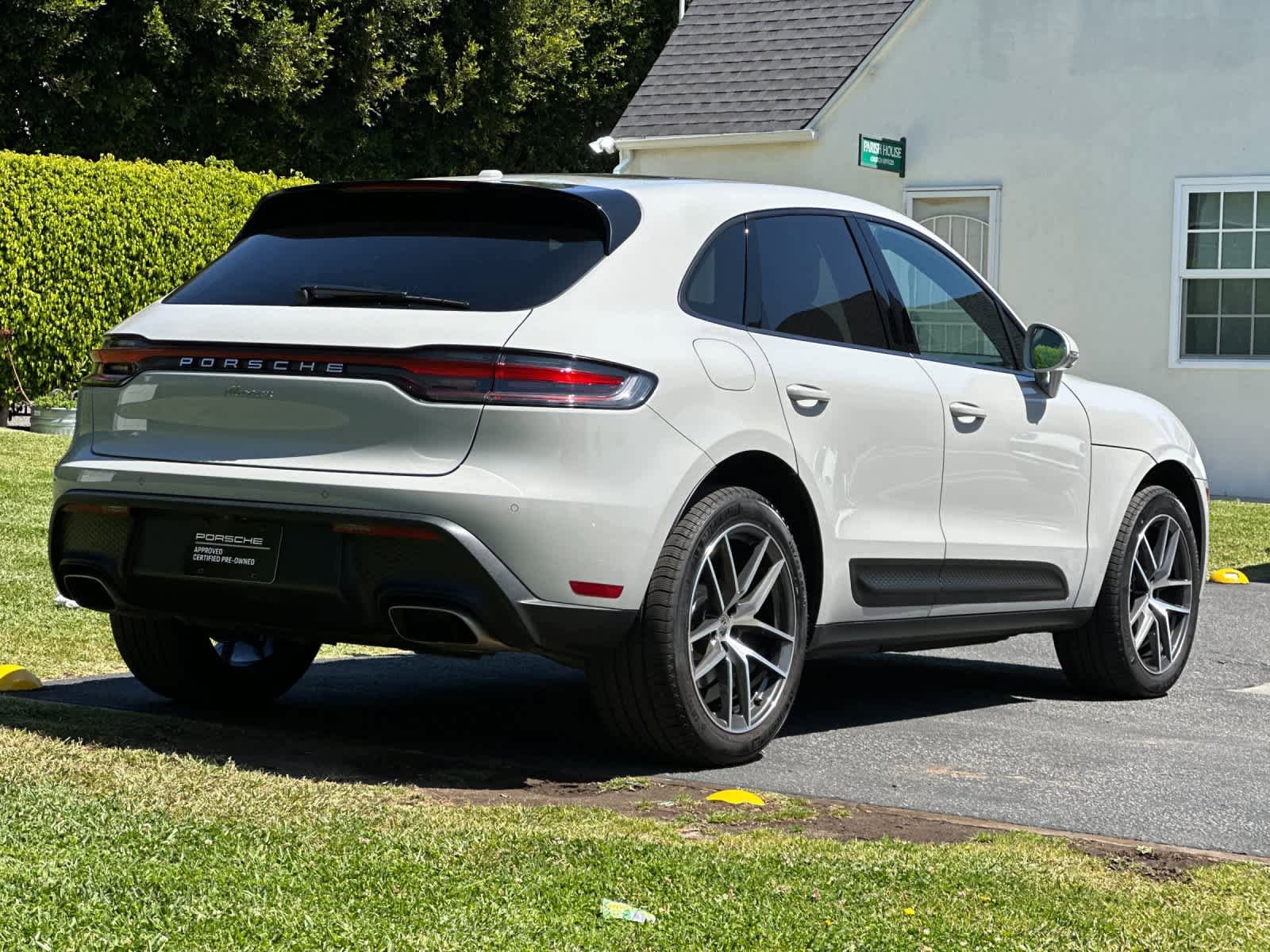 Certified 2025 Porsche Macan AWD/4WD image 8