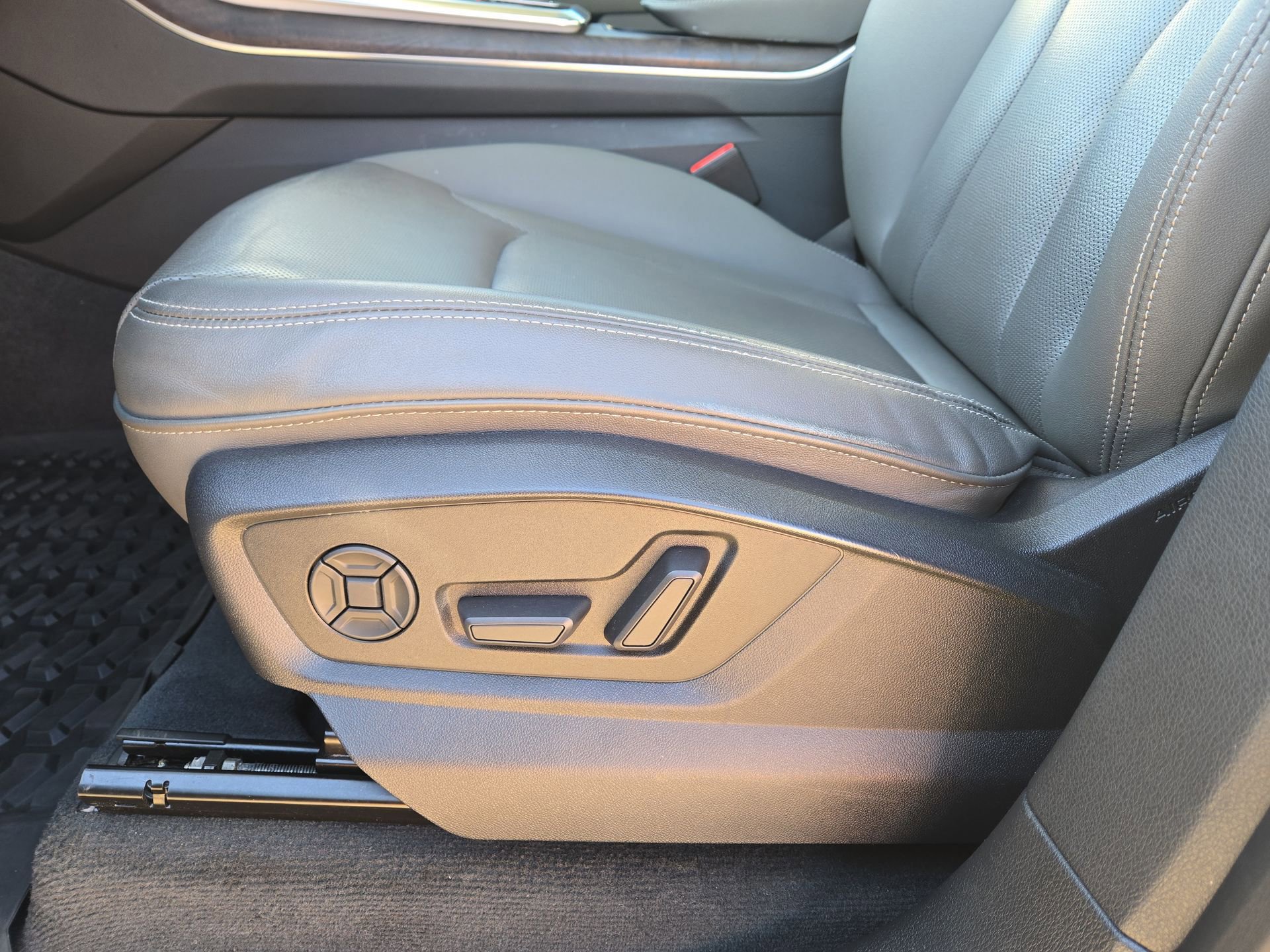 Used 2021 Audi Q8 Prestige w/ Prestige Package image 17