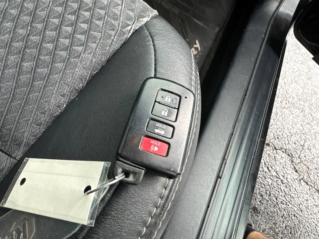 Used 2014 Toyota Camry SE w/ Moonroof Package FWD image 39