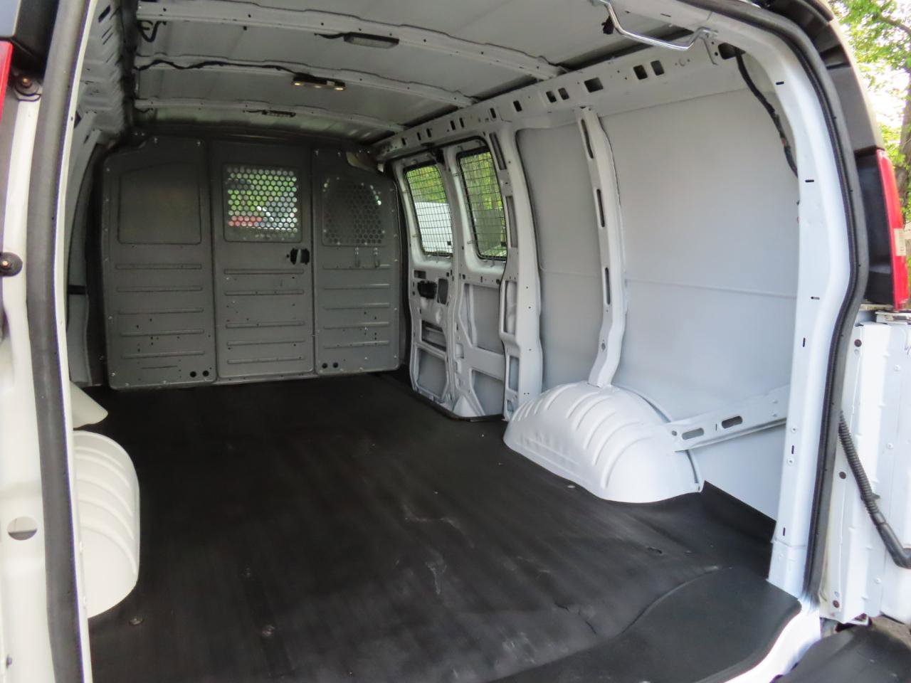 Used 2015 Chevrolet Express 2500 RWD image 22