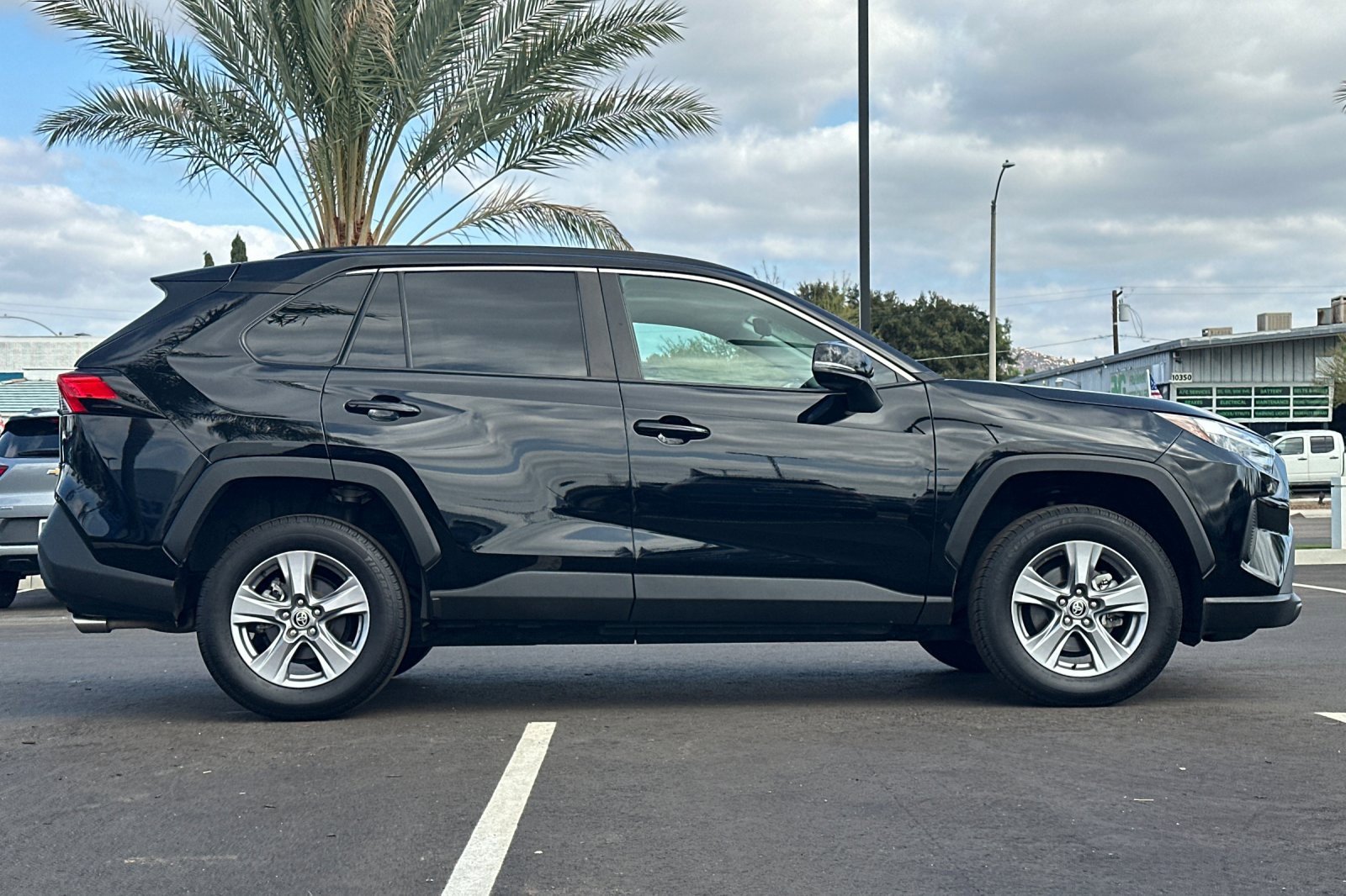 Used 2022 Toyota RAV4 XLE w/ Convenience Package image 3