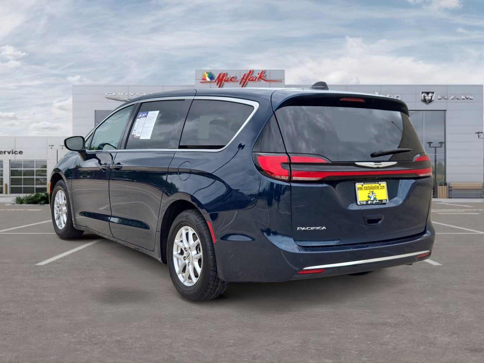 Used 2024 Chrysler Pacifica Touring-L FWD image 3