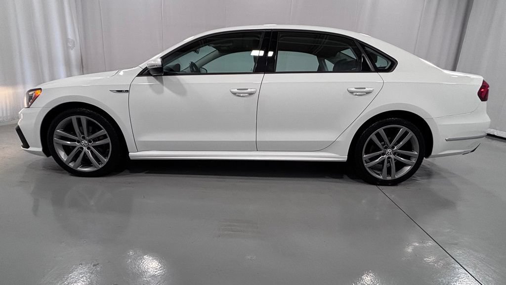 Used 2018 Volkswagen Passat 2.0T R-Line FWD image 9