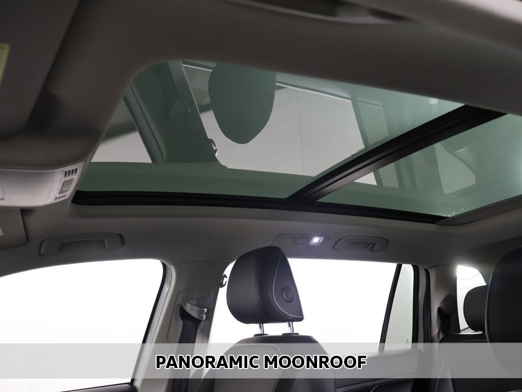 Used 2023 Volkswagen Tiguan SE image 3