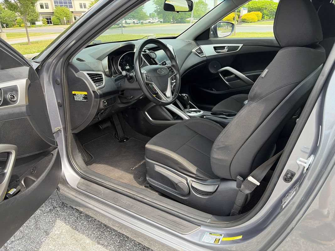 Used 2017 Hyundai Veloster FWD image 8