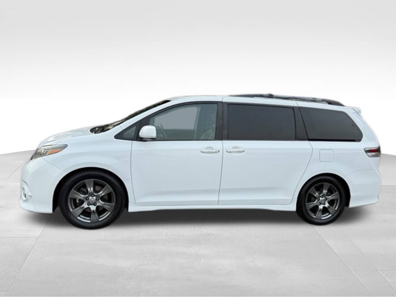 Used 2017 Toyota Sienna SE Premium FWD image 2