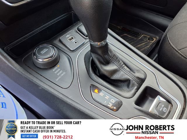 Used 2020 Jeep Cherokee Latitude w/ Mopar Interior Package image 28