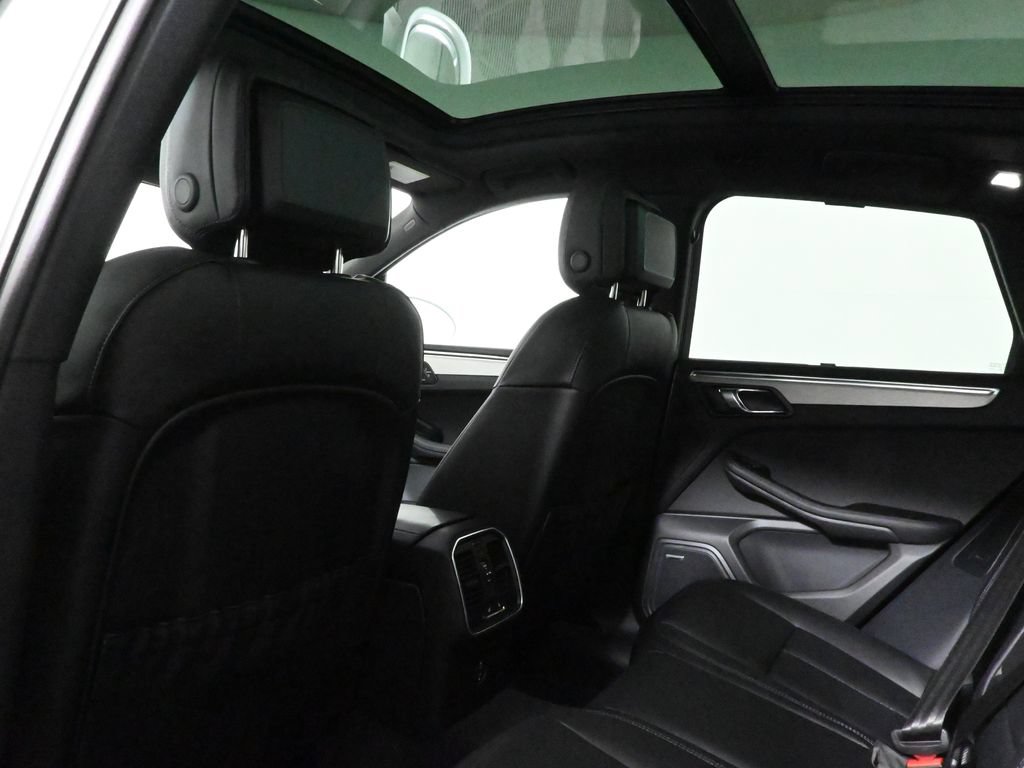 Used 2026 Porsche Macan AWD/4WD image 35