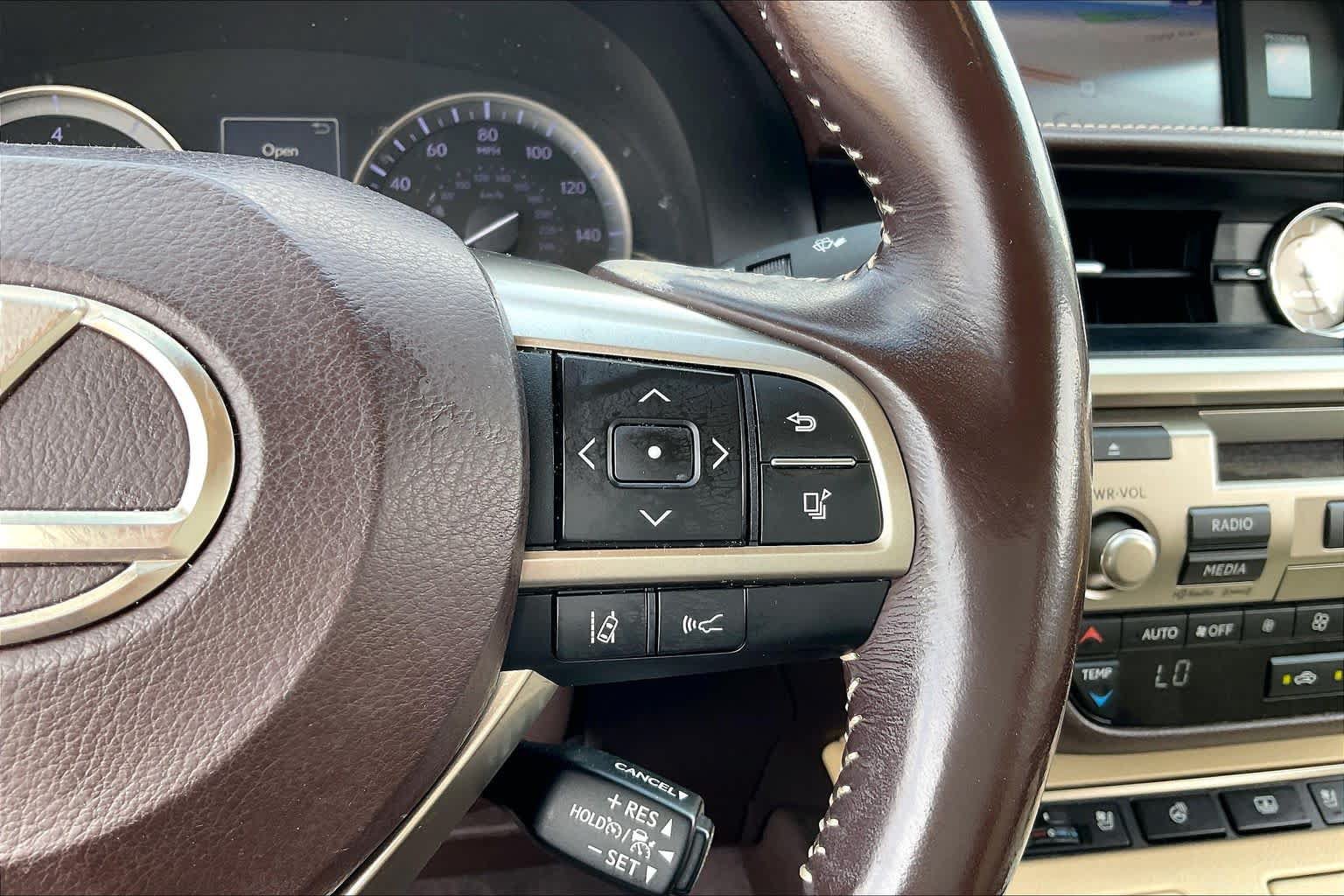 Used 2016 Lexus ES 350 w/ Ultra Luxury Package FWD image 22