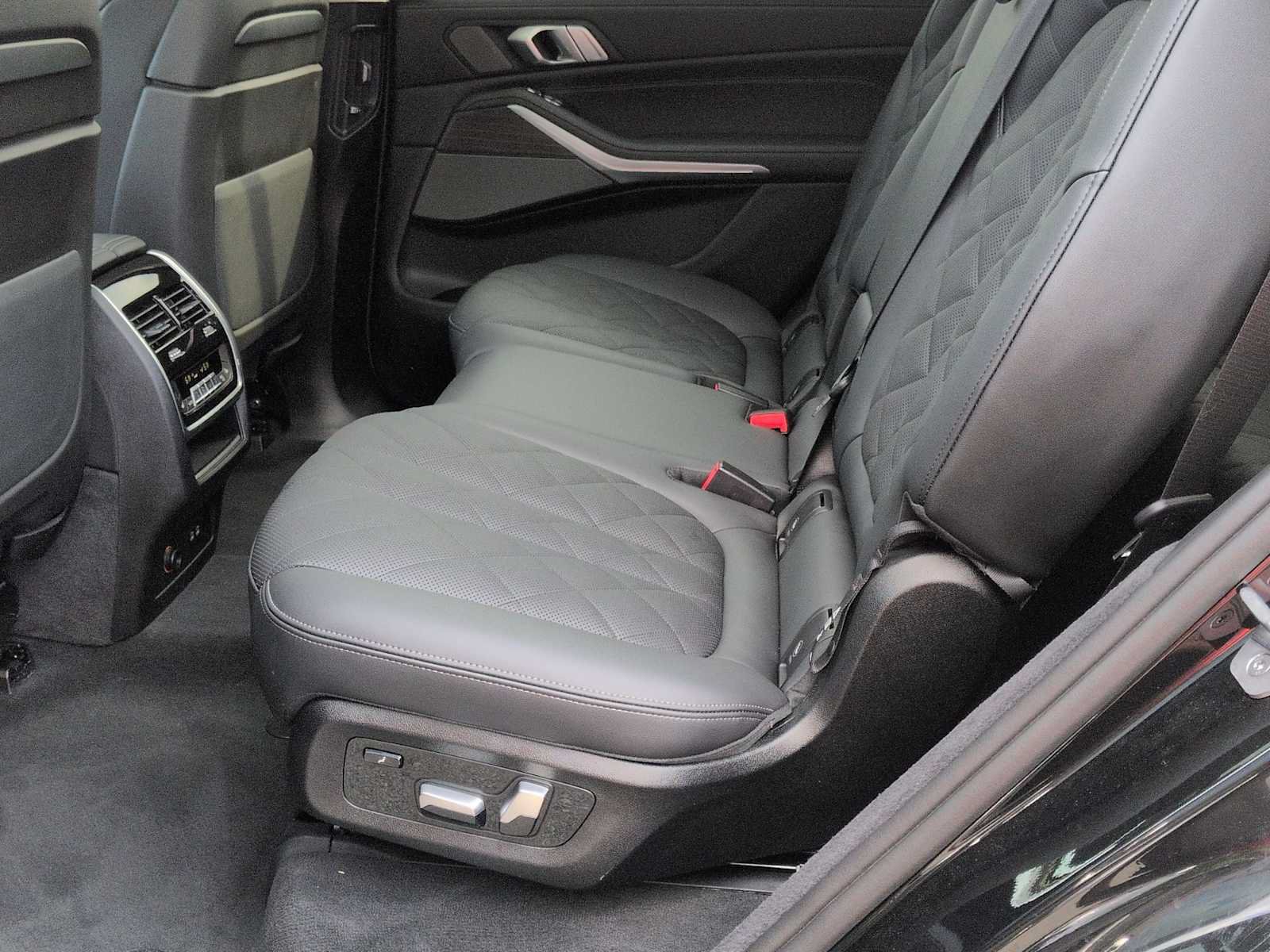 Used 2026 BMW X7 xDrive40i w/ Premium Package AWD/4WD image 21