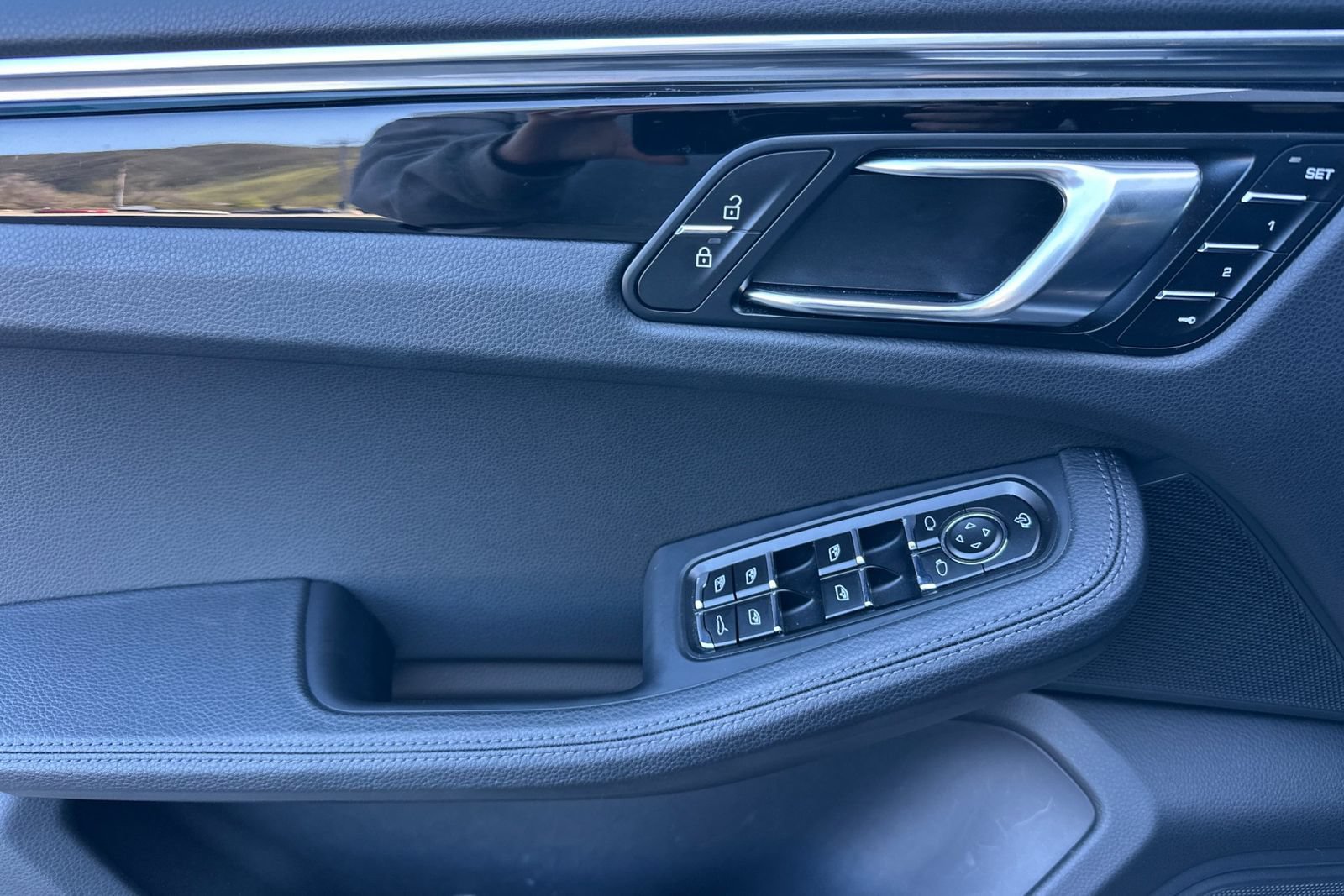 Used 2025 Porsche Macan AWD/4WD image 12