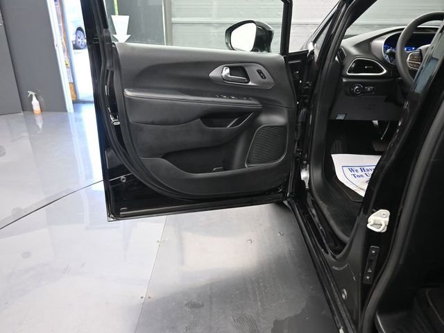 Used 2025 Chrysler Pacifica Select image 12