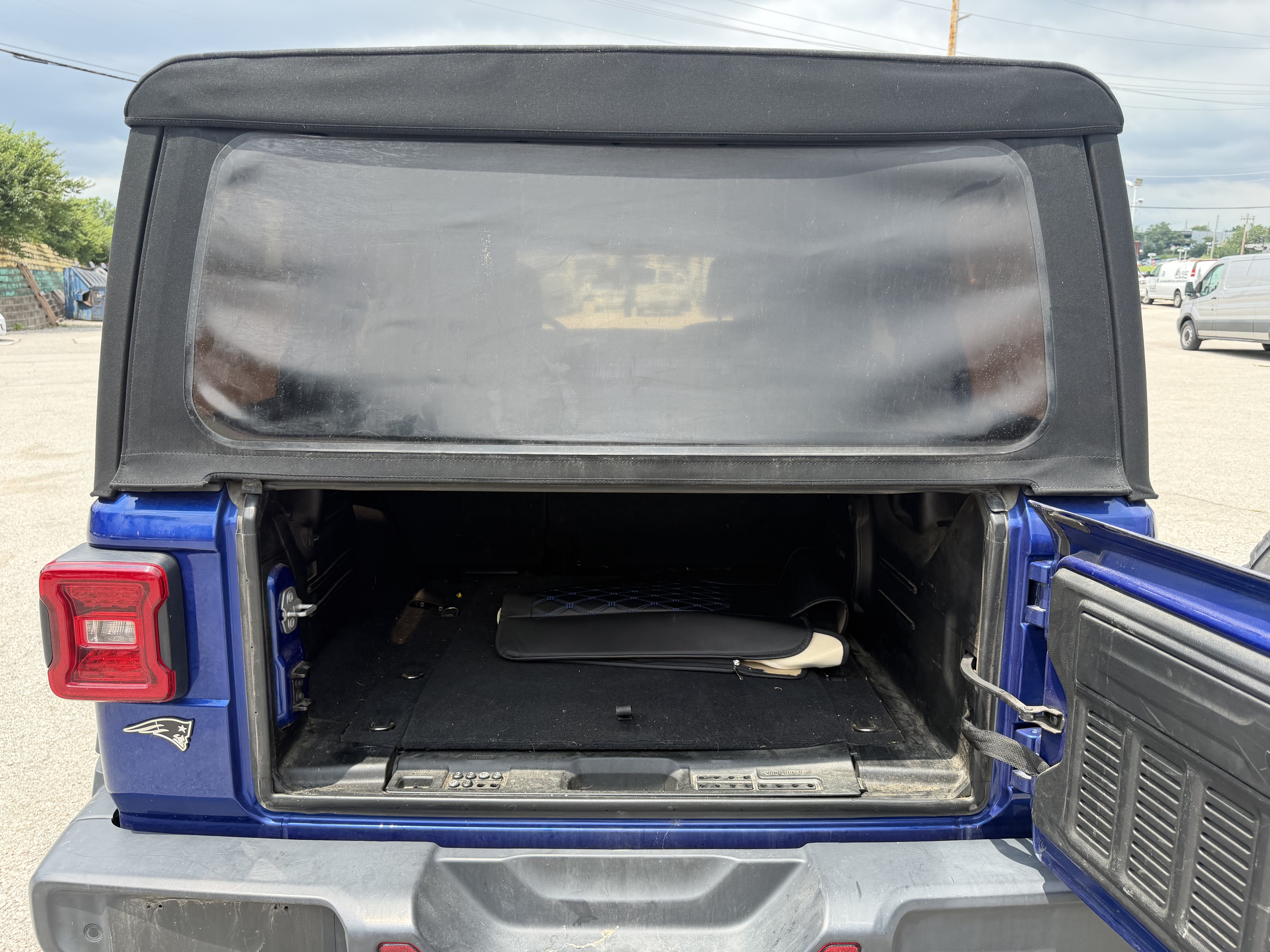 Used 2018 Jeep Wrangler Unlimited Sahara AWD/4WD image 9