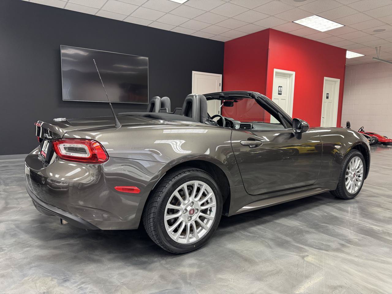 Used 2017 FIAT 124 Spider Classica RWD image 9