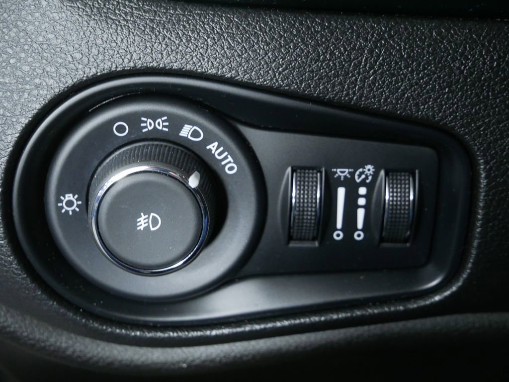 Used 2017 Jeep Renegade Latitude AWD/4WD image 24