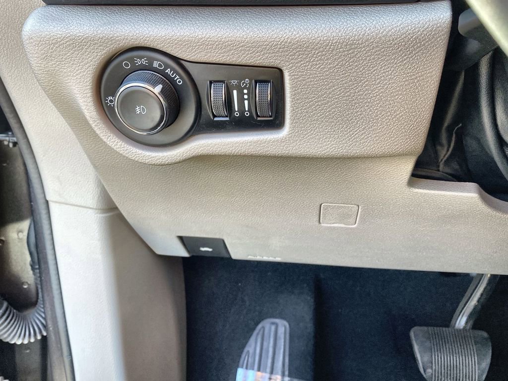 Used 2023 Chrysler Pacifica Touring-L FWD image 17