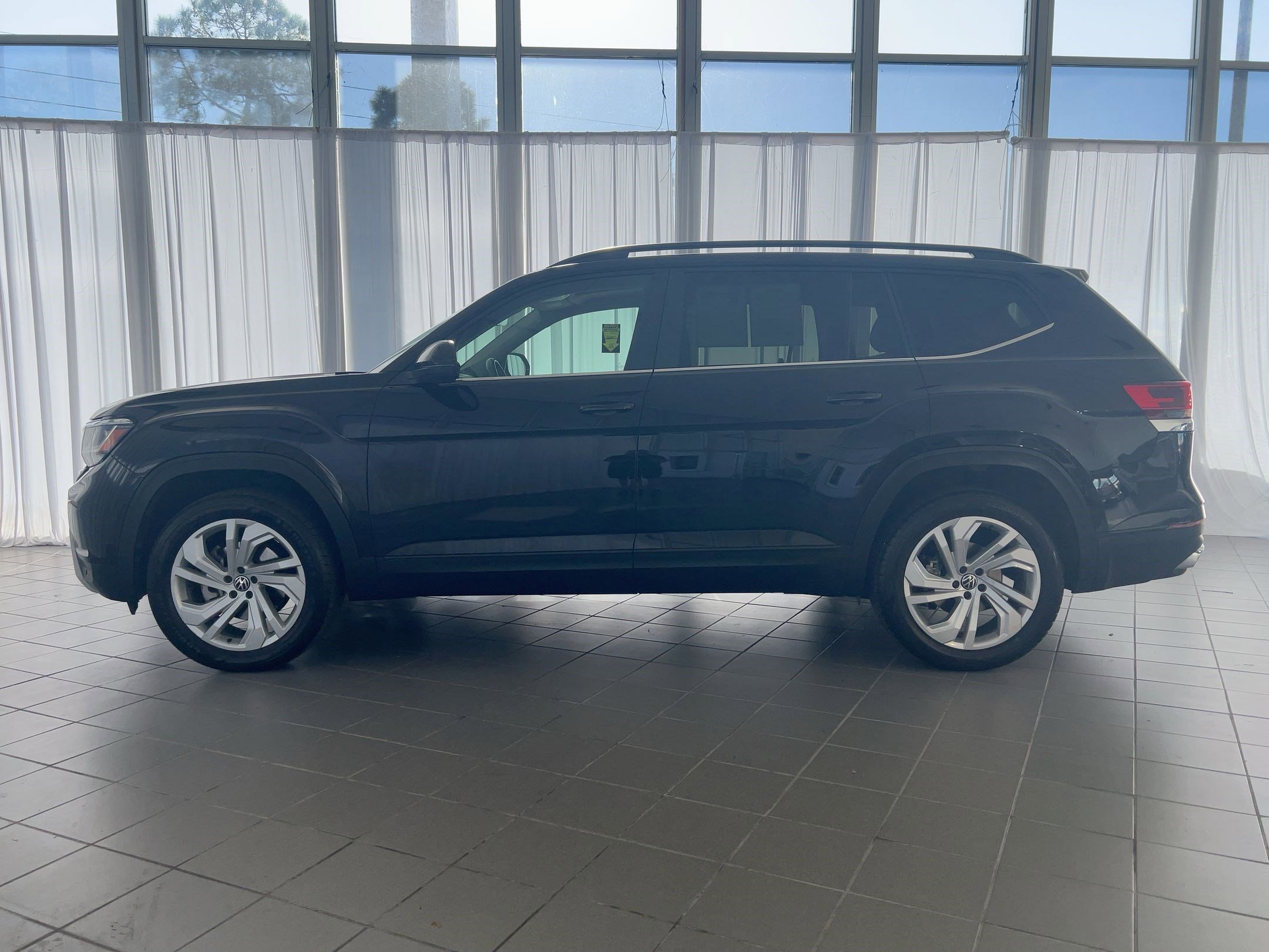 Used 2021 Volkswagen Atlas SE image 2