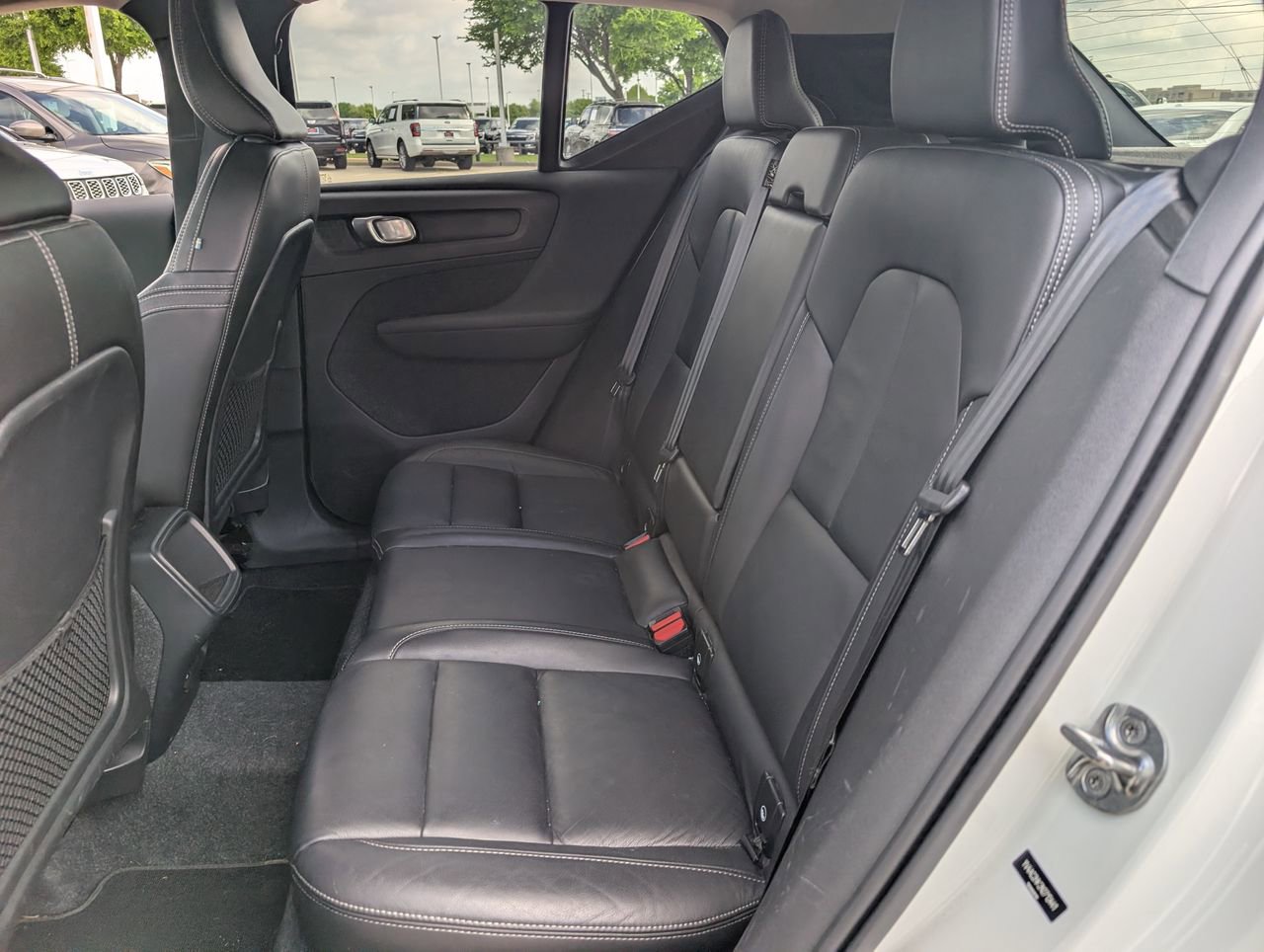 Used 2022 Volvo XC40 T4 Momentum image 27