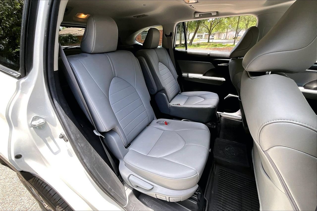 Used 2020 Toyota Highlander XLE FWD image 22