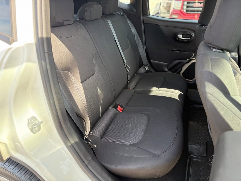Used 2015 Jeep Renegade Latitude w/ Cold Weather Group II FWD image 16