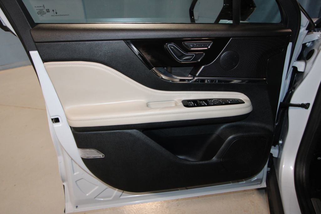 Used 2025 Lincoln Corsair AWD image 5