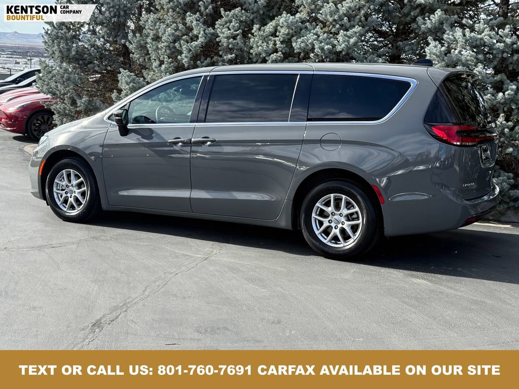 Used 2025 Chrysler Pacifica Select image 5