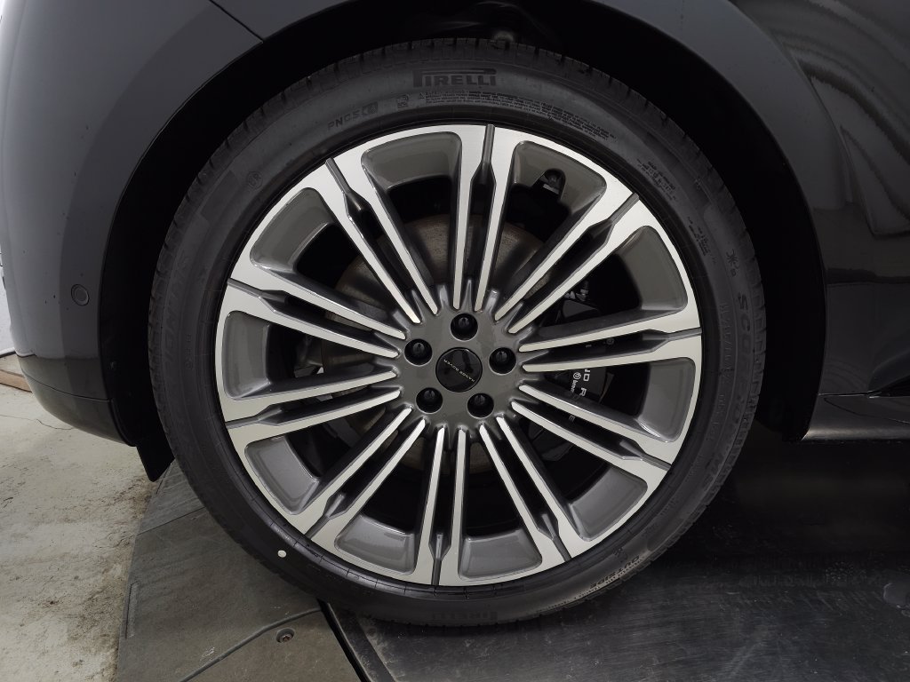New 2026 Land Rover Range Rover Long Wheelbase SE AWD/4WD image 10