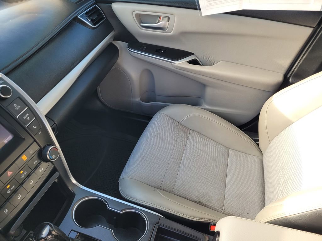 Used 2017 Toyota Camry SE image 12