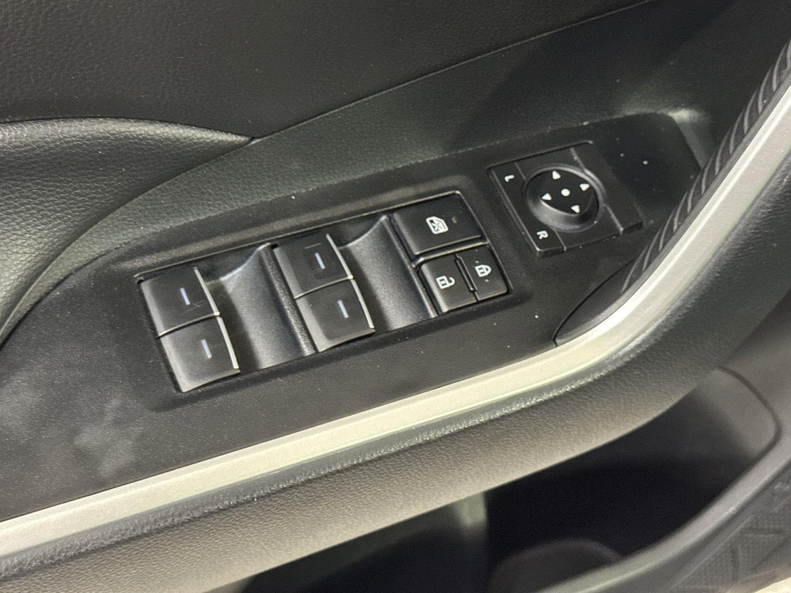 Used 2025 Toyota RAV4 XLE AWD/4WD image 27