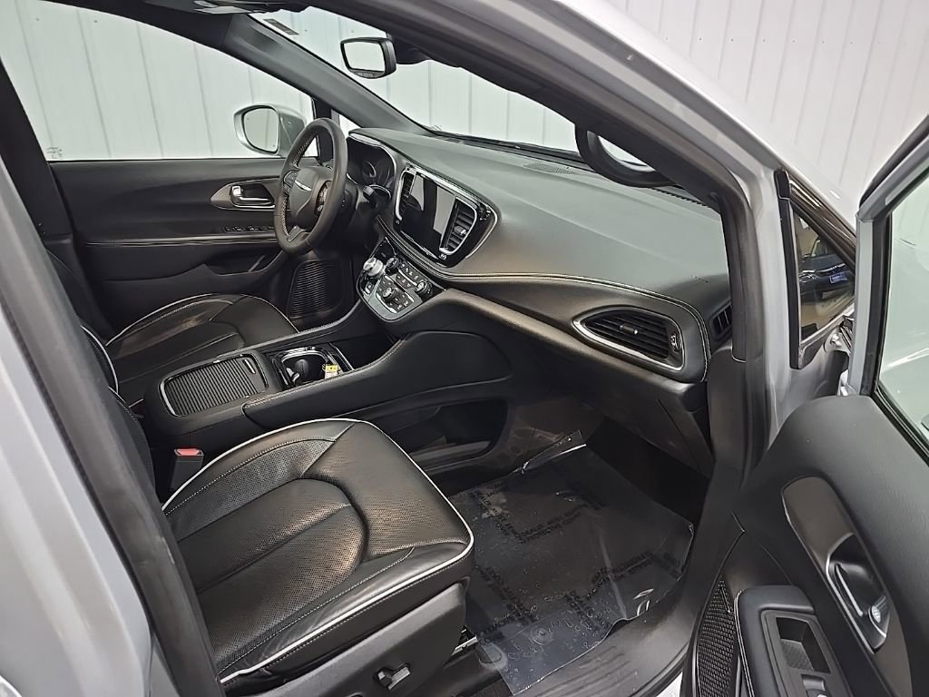 Used 2022 Chrysler Pacifica Limited w/ S Appearance Package image 16
