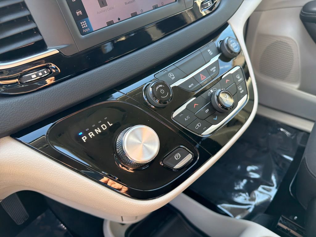 Used 2023 Chrysler Voyager LX image 22