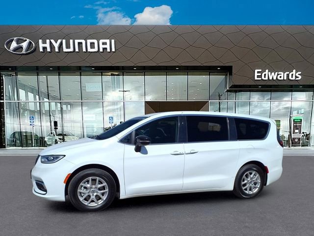Used 2024 Chrysler Pacifica Touring-L FWD image 3