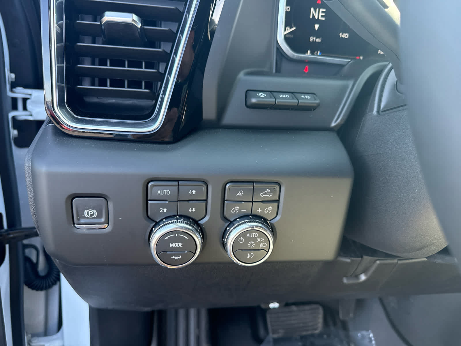 New 2026 GMC Sierra 3500 Denali w/ Denali Reserve Package AWD/4WD image 16